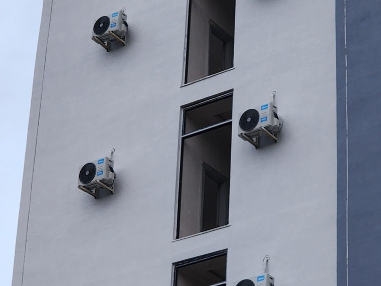 Multi-unit split air-conditioning installation on a building facade