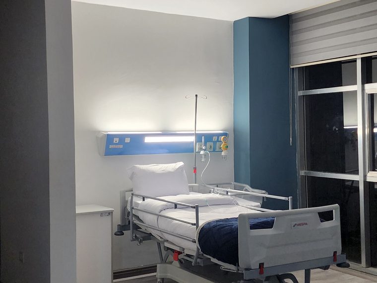 Hospital room fitted with a bed-head medical gas outlet